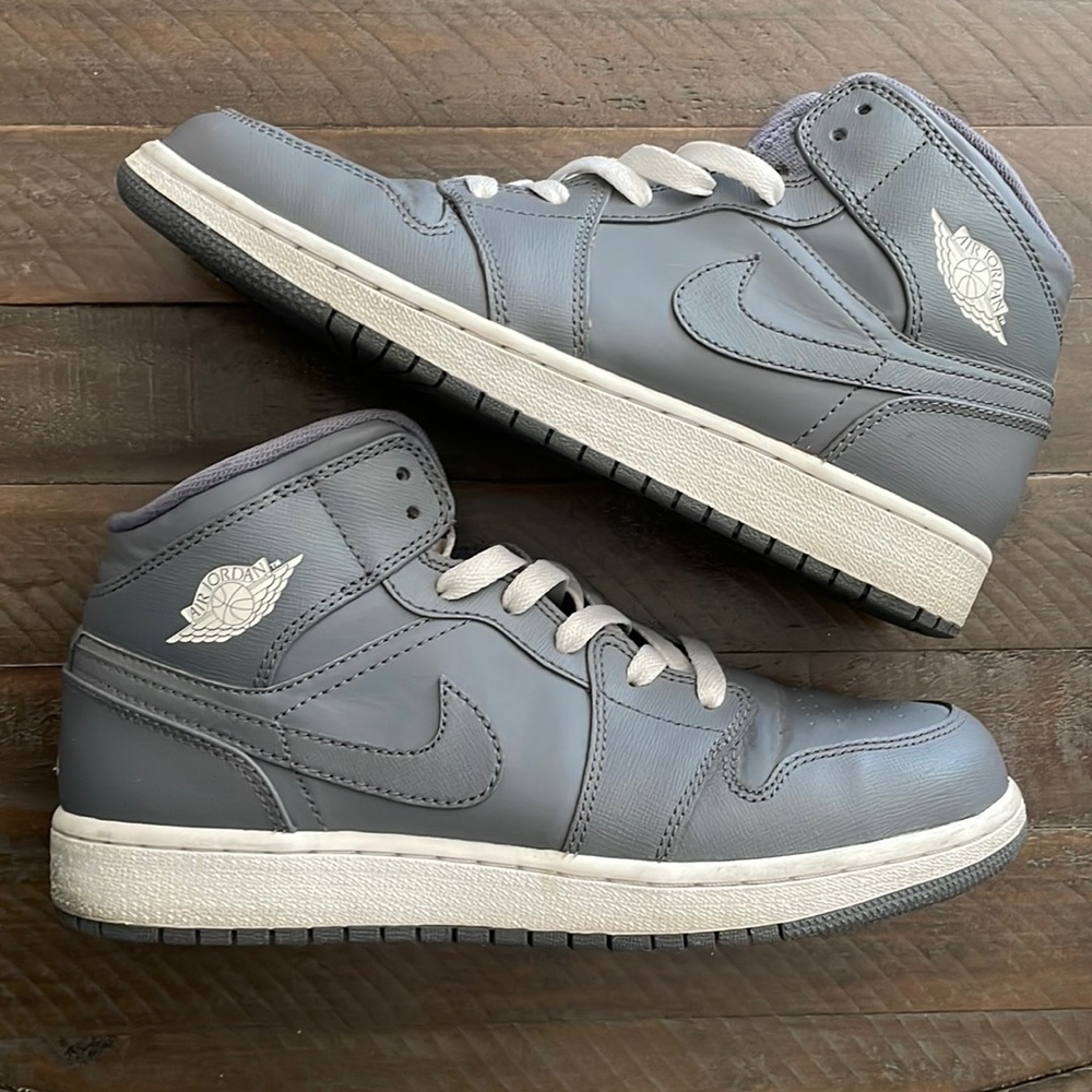 Jordan retro 1 mid